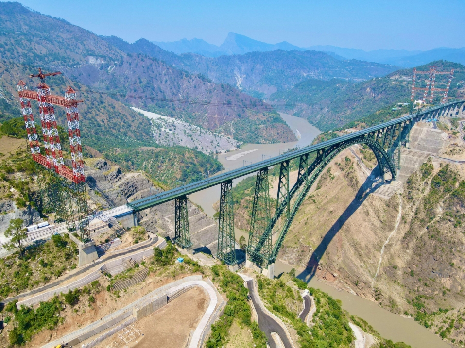 Chenab Bridge दुनिया के सबसे ऊँचे रेल आर्च ब्रिज की  लोग ले रहे हैं गर्व से तस्वीरें ...